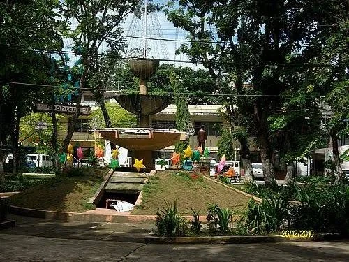 The old plaza fountain in Toledo City in 2010, under the trees.
